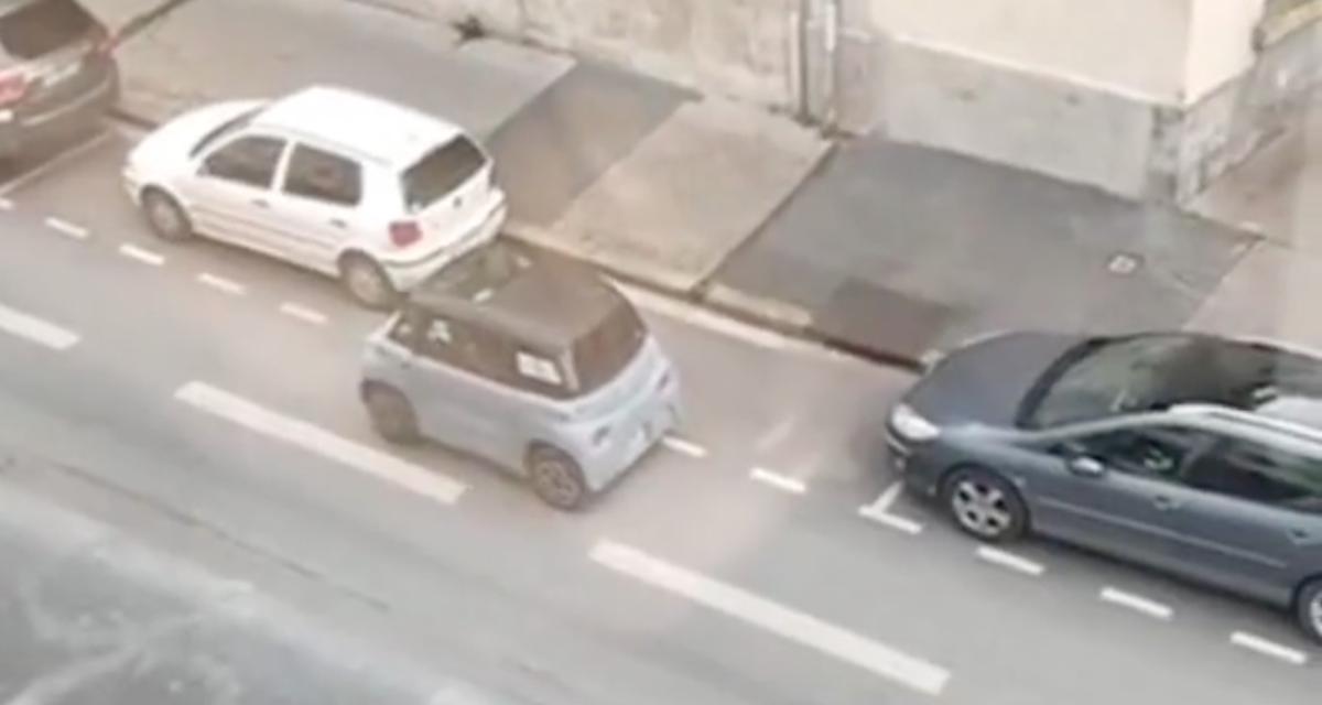 VIDEO - Il galère à se garer en créneau au volant de sa voiture sans permis, deux minutes de pur plaisir