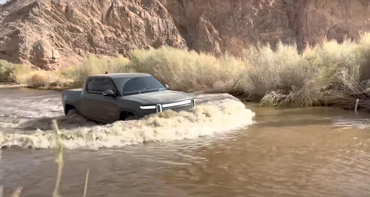 Traverser une rivière n'est absolument pas un problème pour ce pick-up électrique