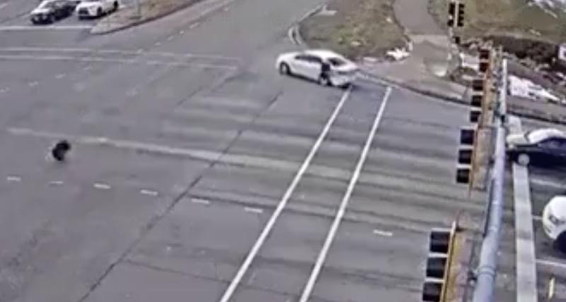  - VIDEO - Deux pneus se détachent et finissent leur route dans la même voiture, cet automobiliste a vraiment joué de malchance