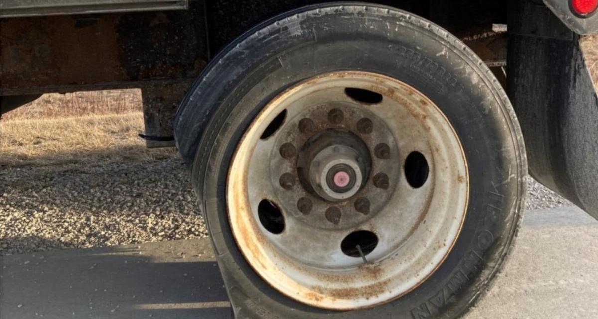 Les pneus de ce semi-remorque sont un peu usés...