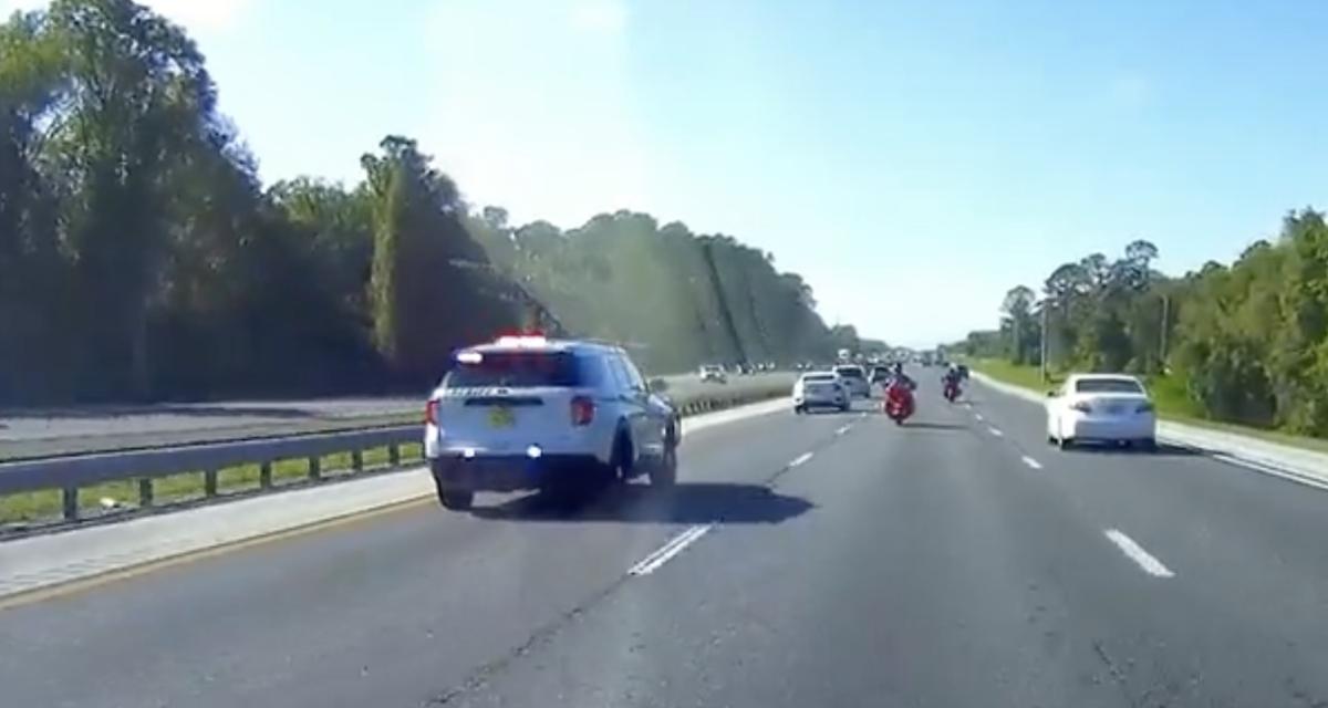 VIDEO - La police enclenche son gyrophare pour passer, cet automobiliste perd ses moyens et fait n'importe quoi