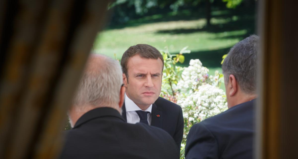 Baisser la TVA sur les carburants : Macron explique pourquoi il ne veut pas