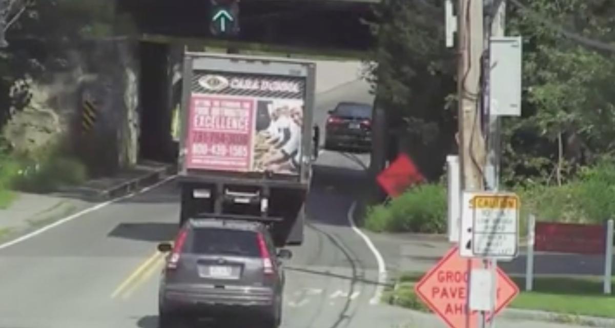 VIDEO - Bien trop bas pour lui, ce pont a littéralement scalpé ce camion