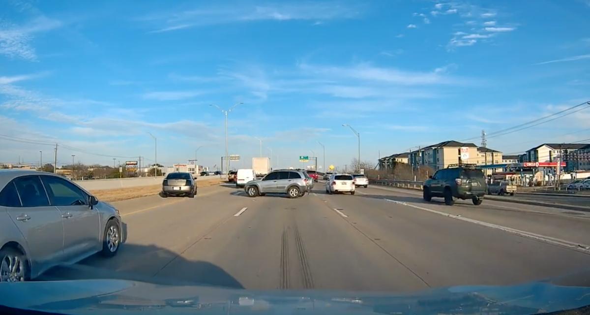 VIDEO - Il craque au milieu de l'autoroute et décide de rouler en marche arrière !