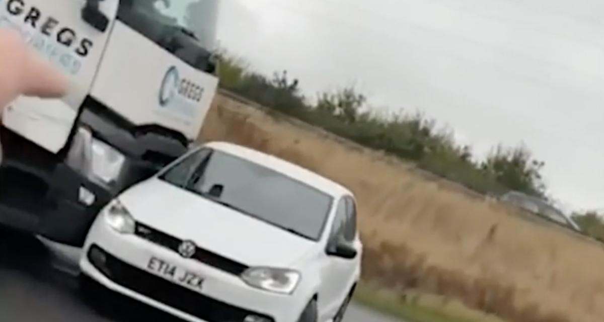 VIDEO - Ce camion pousse une voiture sur l'autoroute et ne semble même pas l'avoir remarqué