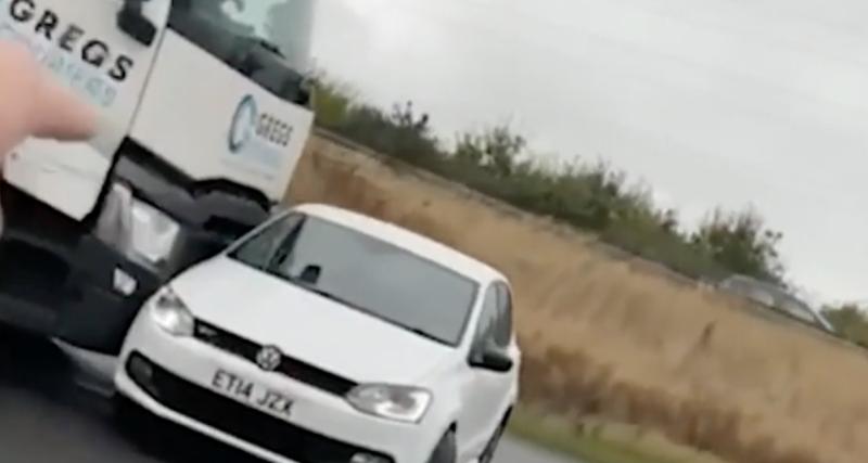  - VIDEO - Ce camion pousse une voiture sur l'autoroute et ne semble même pas l’avoir remarqué