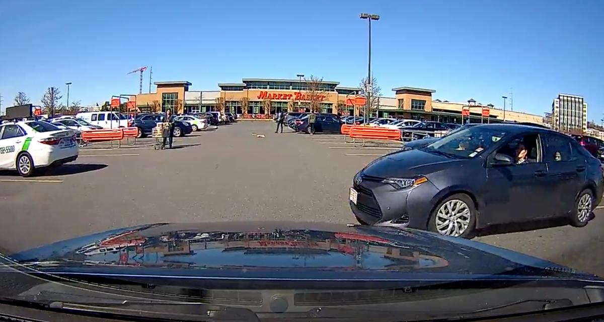 VIDEO - Elle roule n'importe comment sur le parking et insulte la voiture qu'elle manque de toucher