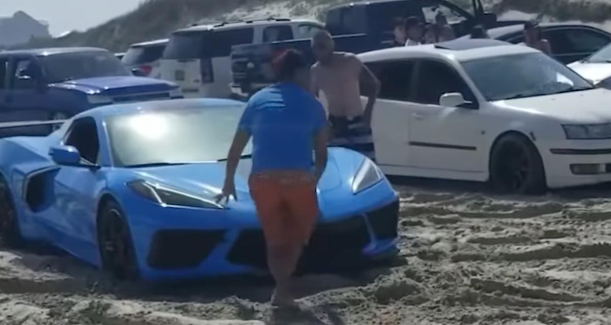 Cette Corvette s'aventure sur une plage, il était à prévoir qu'elle resterait coincée