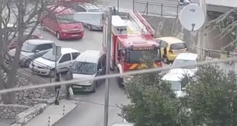  - VIDEO - Le camion est gêné par une voiture, les pompiers donnent de leur personne pour la déplacer