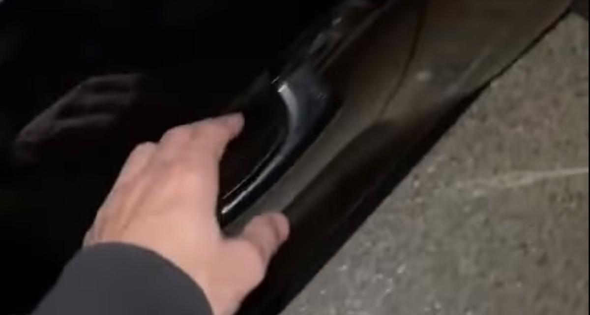 VIDEO - Léger problème de portière pour cet automobiliste