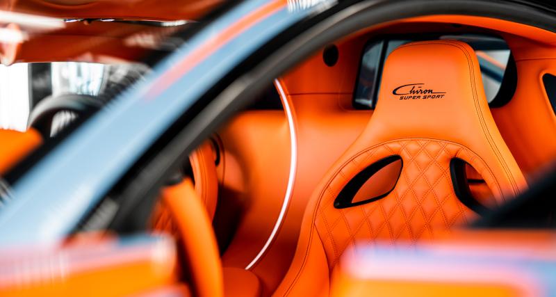 Grâce au programme Bugatti Sur Mesure, les acheteurs de ces deux Chiron ont entièrement customisé leurs voitures - Un cockpit recouvert de cuir orange