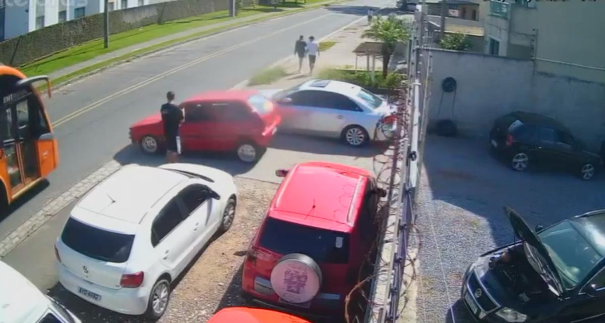 VIDEO - Distrait par un passant qui prend sa voiture en photo, il choisit le pire moment pour sortir du parking