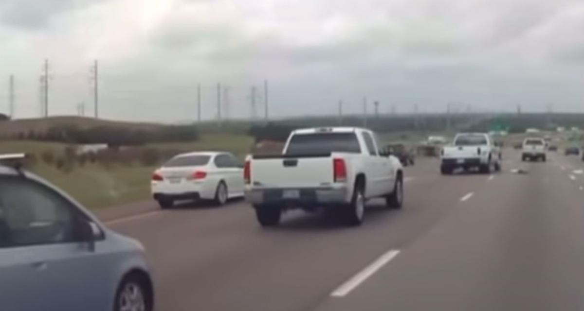 VIDEO - Des débris éparpillés sur l'autoroute, ça met une sacrée pagaille dans le trafic