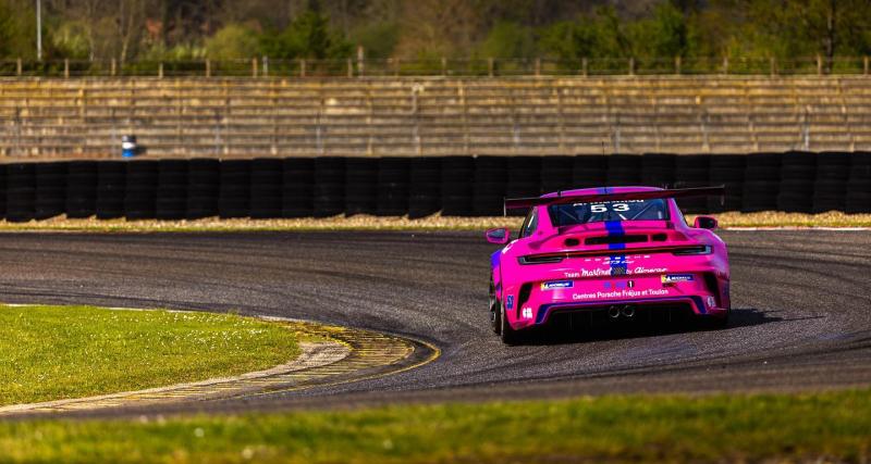 Cette Porsche 911 GT3 de course arbore une livrée flashy, on ne voit qu’elle sur la piste - Une livrée très colorée pour la voiture de course