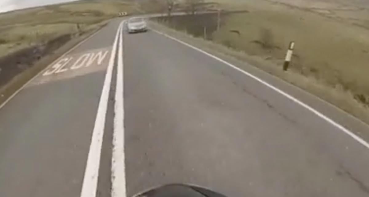 VIDEO - À se croire seul sur la route, ce motard s'est offert un sacré soleil