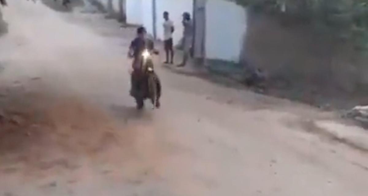 VIDEO - Il tente un wheeling mais sa moto lui met un stop