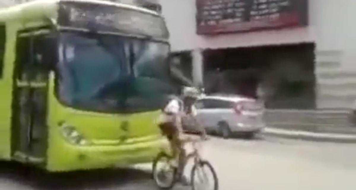 VIDEO - Ce cycliste a voulu jouer avec un bus, bien mal lui en a pris