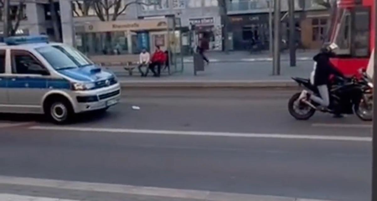 VIDEO - Arrêté devant la police, ce motard tente coûte que coûte de cacher son pot modifié