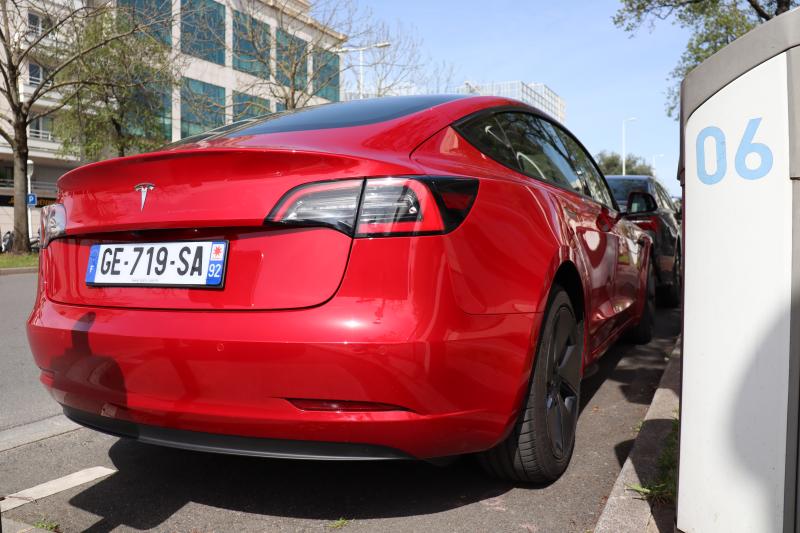 Les électriques polyvalentes | BMW i4 vs Tesla Model 3