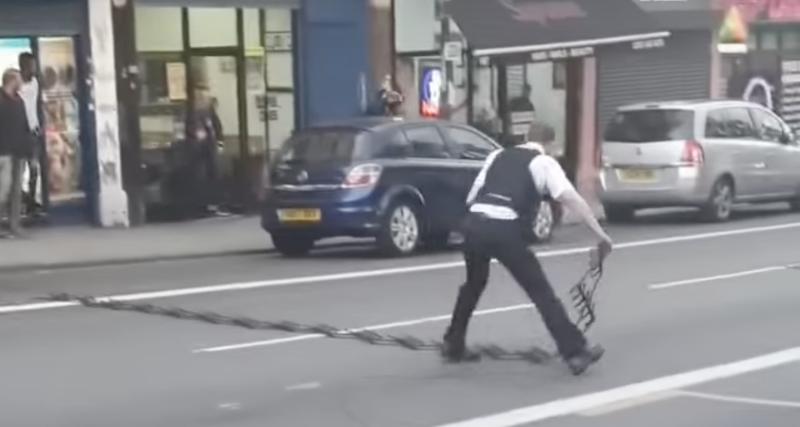  - VIDEO - Ce policier déploie une herse anti-fuite pour stopper un motard, ce n’est pas ça qui l’arrête