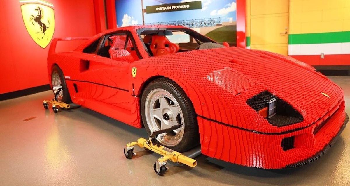 Cette Ferrari mythique a été reproduite en Lego, elle est exposée dans un parc d'attraction