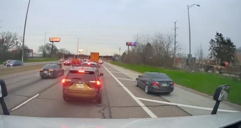  - VIDEO - Un embouteillage se forme sur l'autoroute, le comportement de ces automobilistes est rageant