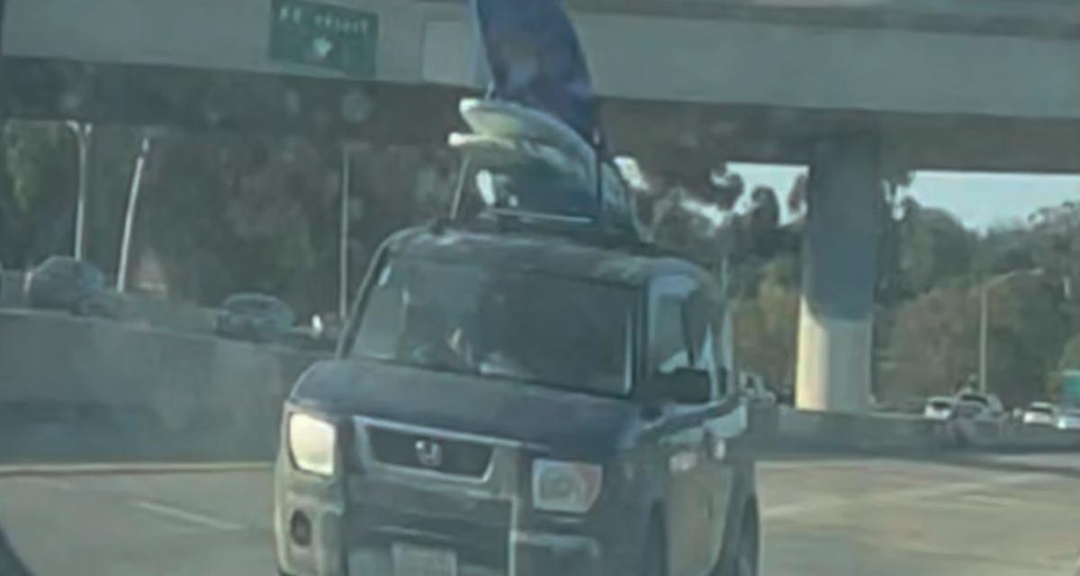 VIDEO - Les planches de surf attachées sur le toit de cette voiture n'ont pas résisté à la vitesse