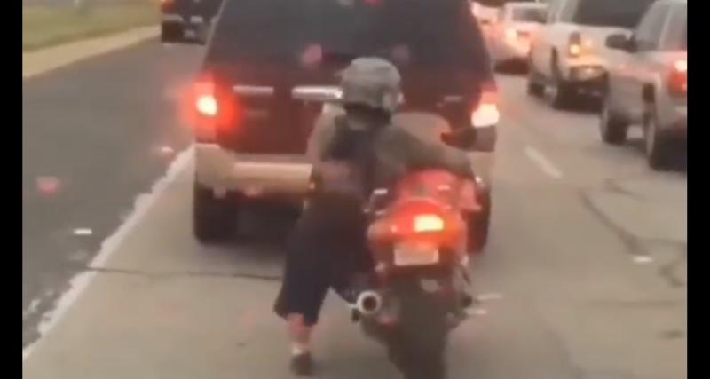  - VIDEO - Trop petit pour sa moto, il doit faire preuve d'ingéniosité au feu rouge