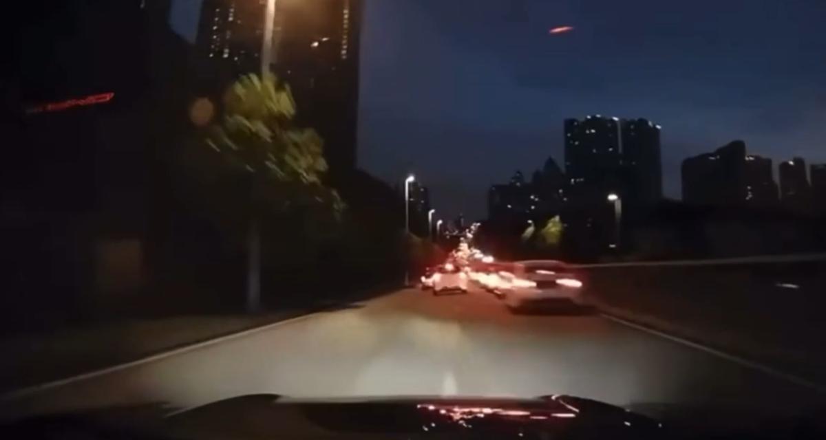 VIDEO - Le trafic ralentit, il arrive trop vite et tente de freiner tant bien que mal
