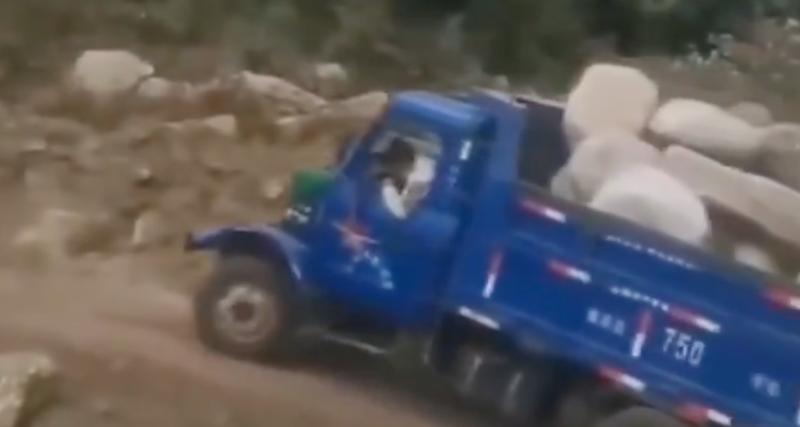  - VIDEO - Trop lourd pour monter, ce camion a déchargé sa marchandise plus tôt que prévu