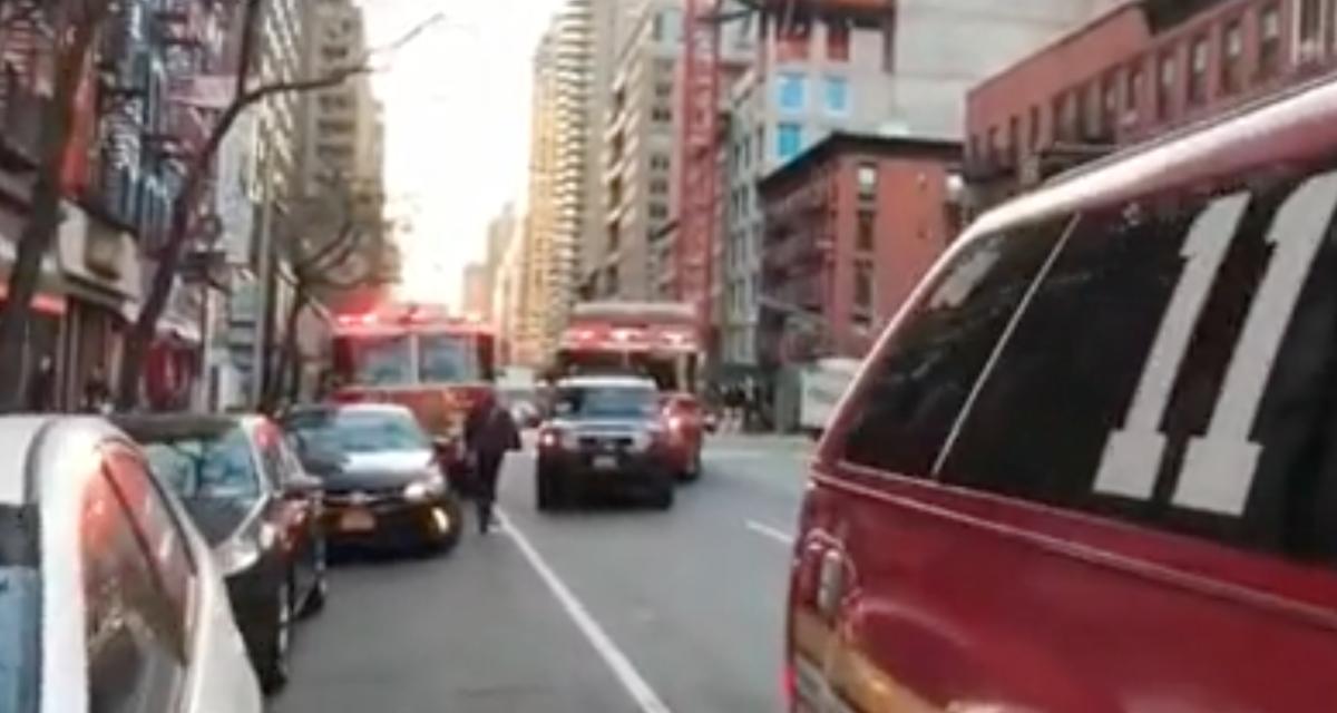 VIDEO - Pompiers en intervention ou pas, ce 4x4 ne veut pas manquer l'opportunité de récupérer une place pour se garer