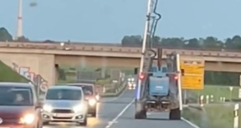  - VIDEO - Ce tracteur était bien trop haut pour ce pont mais il n’a pas hésité une seule seconde avant de passer !
