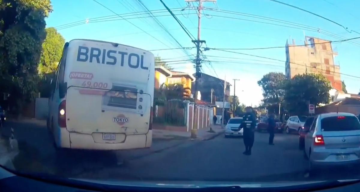 VIDEO - Le toit du bus s'accroche dans les câbles, son chauffeur ne fait pas dans la dentelle pour avancer