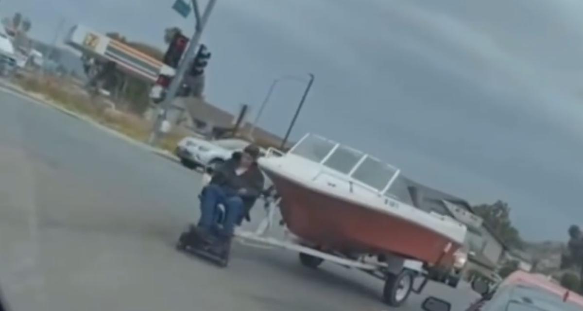 Il tracte son bateau uniquement avec la force de son fauteuil roulant électrique