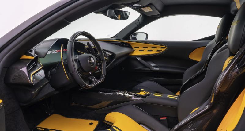 Mansory F9XX (2022) : une Ferrari SF90 Stradale de l’extrême, son moteur dépasse les 1 000 ch - Ambiance noire et jaune à l’intérieur du cockpit
