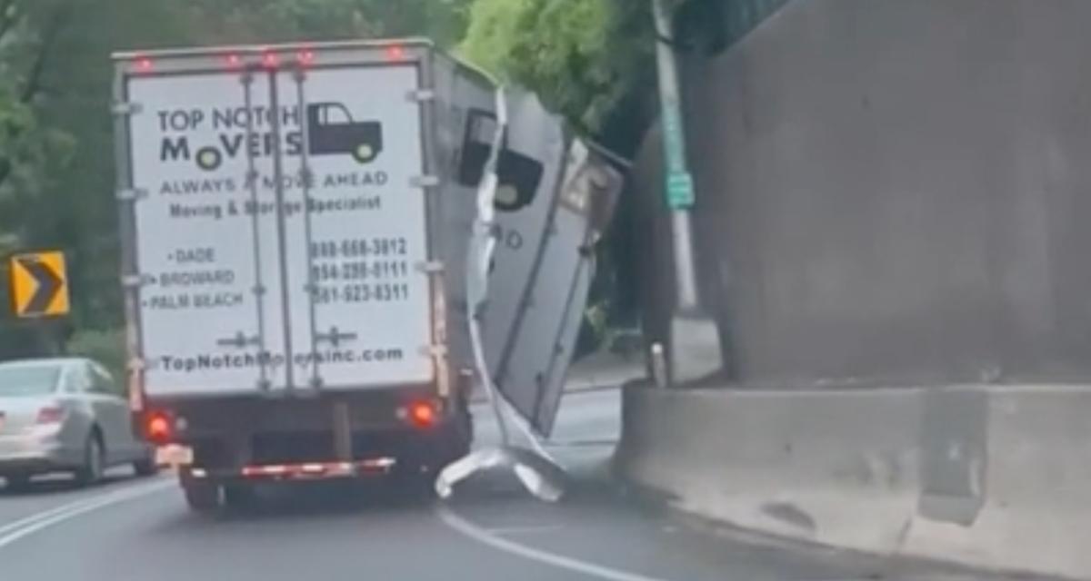 VIDEO - Le camion de déménagement part en lambeau, ça ne l'empêche pas de rouler
