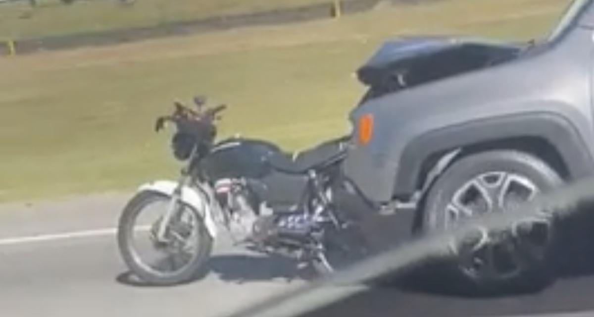 VIDEO - Le remorquage de cette moto n'est pas conventionnel mais ça a l'air de marcher