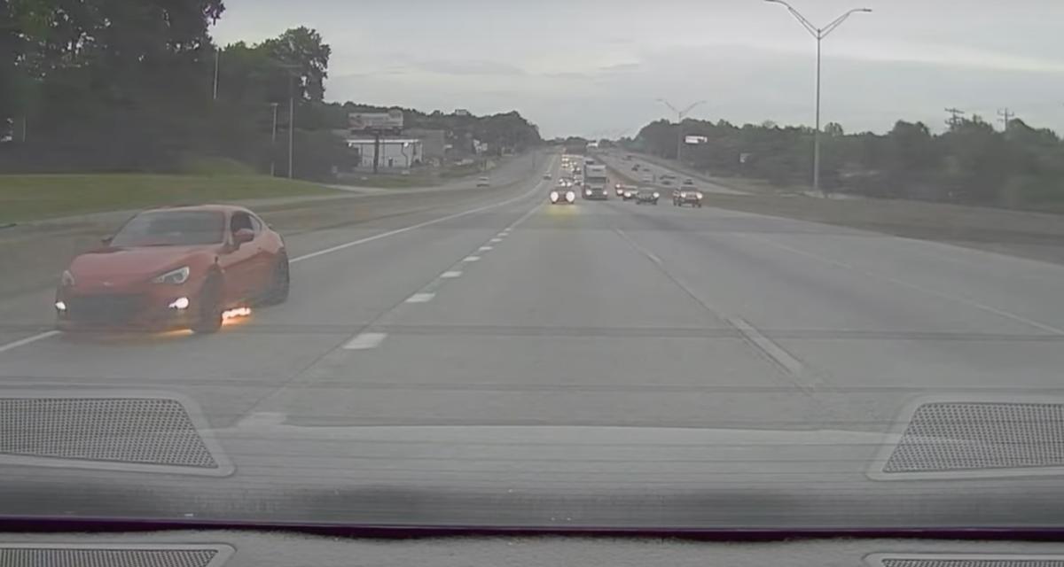 VIDEO - En plein trajet sur l'autoroute, sa Subaru BRZ prend feu !