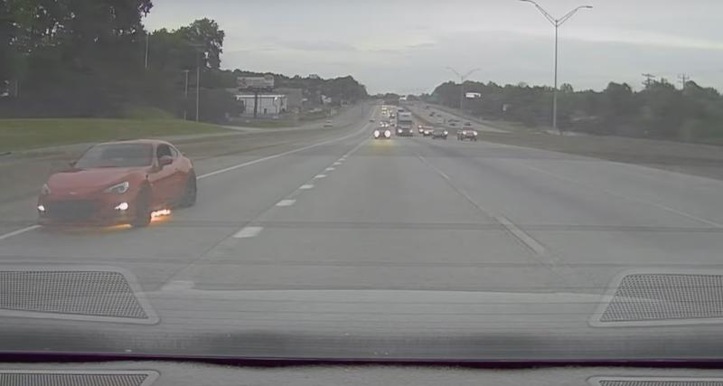  - VIDEO - En plein trajet sur l'autoroute, sa Subaru BRZ prend feu !