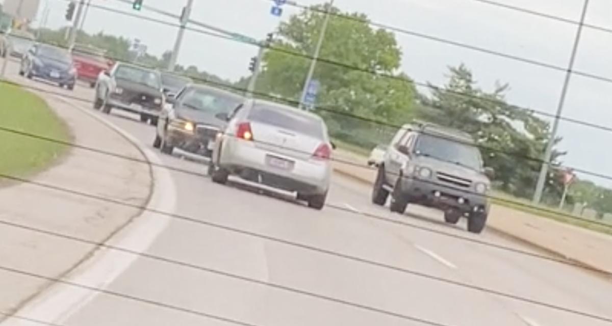 VIDEO - En plus de rouler en marche arrière, cette voiture ralentit tout le trafic