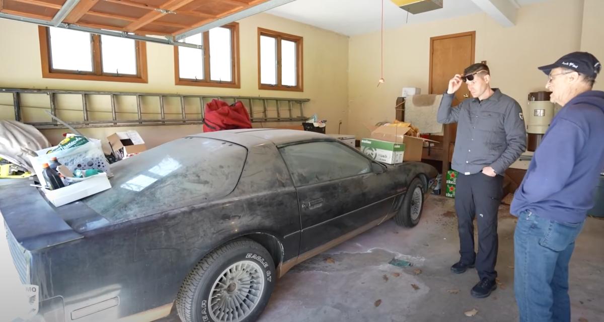 Cette Pontiac reçoit son premier lavage en 27 ans et ça change la vie !