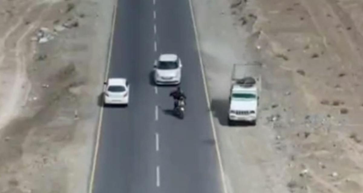 Le motard se filme avec son drone, ça met le bazar sur la route
