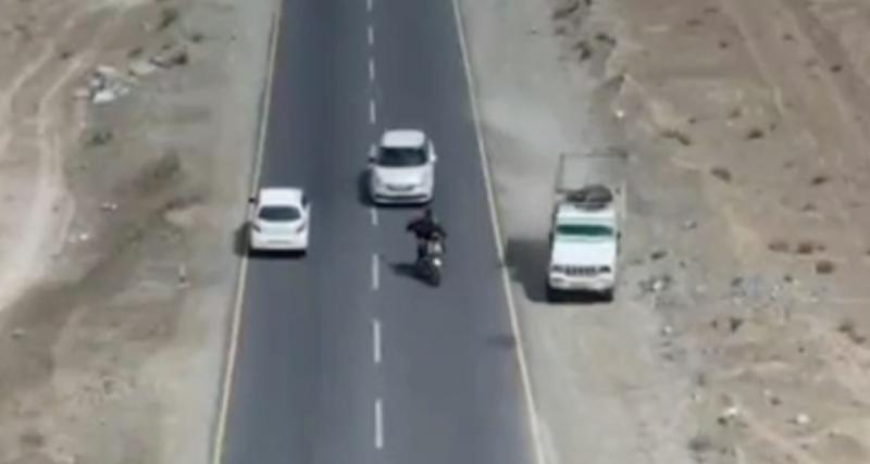 - Le motard se filme avec son drone, ça met le bazar sur la route