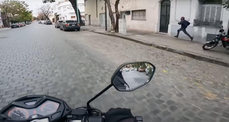  - VIDEO - Ce motard récupère un téléphone volé pour le rendre à sa propriétaire, il devient un vrai héros