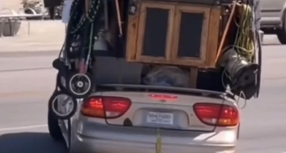 Cet automobiliste a utilisé le moindre centimètre disponible dans et sur sa voiture pour déménager ses affaires