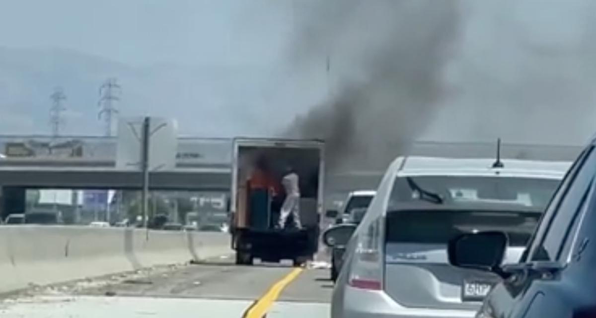 VIDEO - Malgré le feu à l'arrière, il reprend le volant de son camion et continue sa route