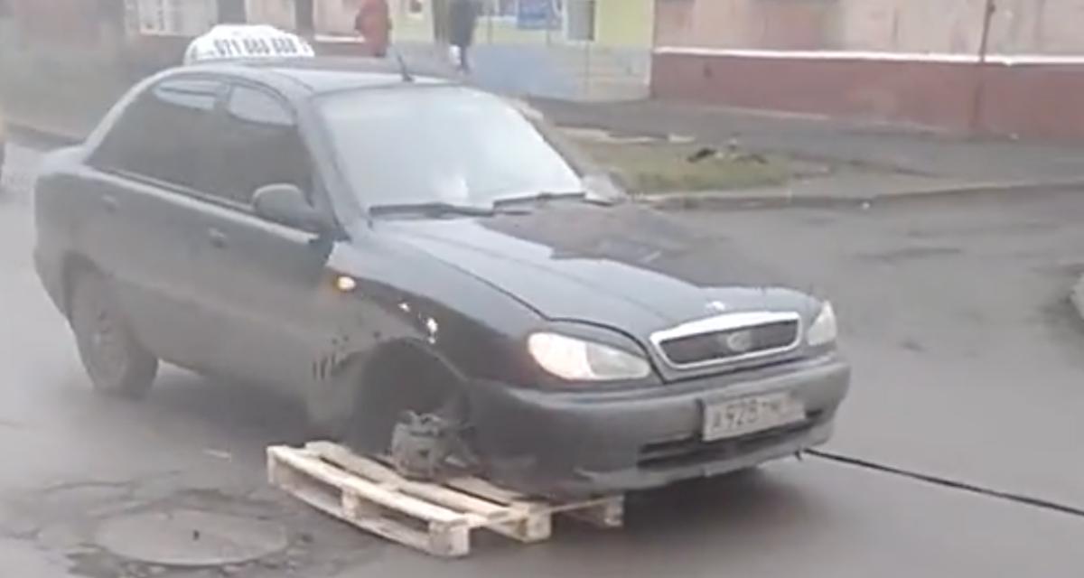 VIDEO - Il remplace une roue de sa voiture par une palette en bois, aussi improbable que stupide