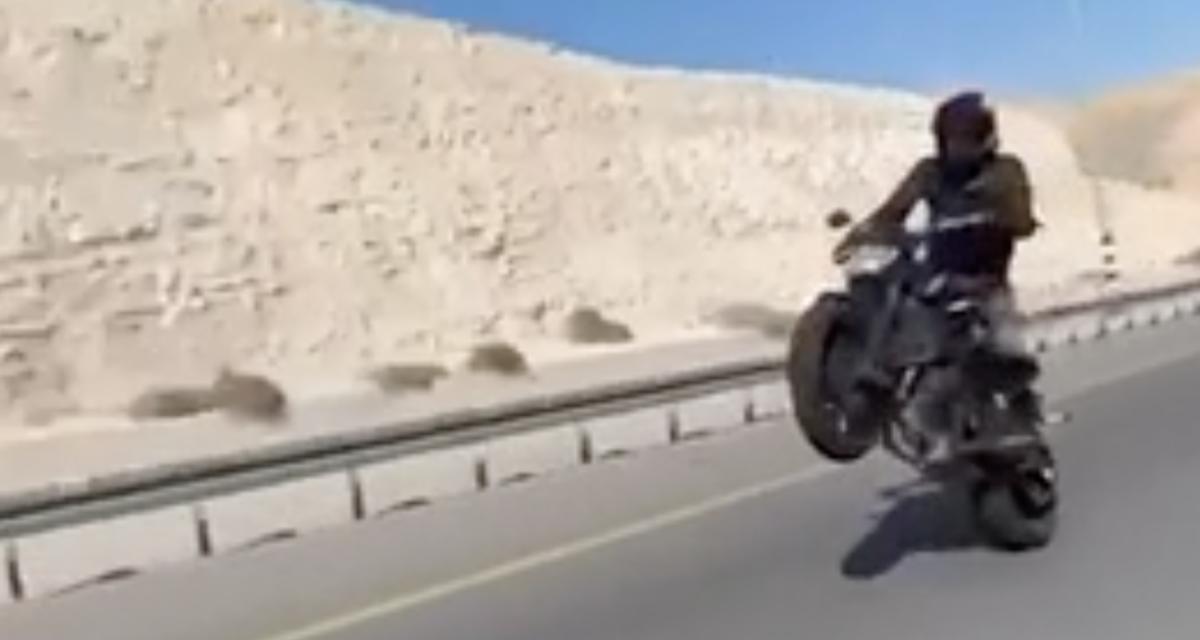 VIDEO - Ses acrobaties à moto s'achèvent contre le bitume