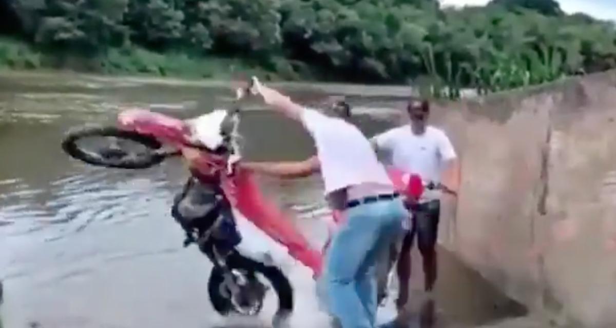 VIDEO - ce motard n'a pas voulu se mouiller pour récupérer sa moto-cross, il aurait dû