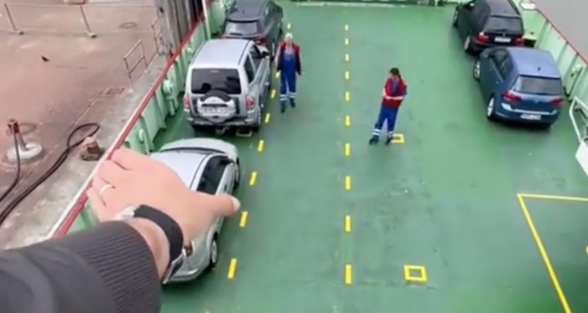 Il gare des voitures à mains nues sur un ferry, l'illusion d'optique est parfaite